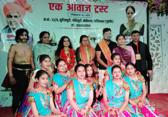 मोदीनगर के कादराबाद में चैत्र नवरात्र पर आयोजित एक आवाज ट्रस्ट के सांस्कृतिक कार्यक्रम में विधायक मंजू शिवाच