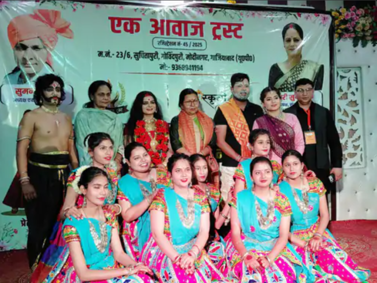 मोदीनगर के कादराबाद में चैत्र नवरात्र पर आयोजित एक आवाज ट्रस्ट के सांस्कृतिक कार्यक्रम में विधायक मंजू शिवाच