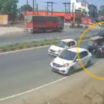 मुजफ्फरनगर में ओवरलोडेड डंपर की टक्कर से क्षतिग्रस्त बाइक, सड़क पर गिरे युवक-युवती सुरक्षित