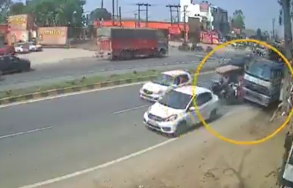 मुजफ्फरनगर में ओवरलोडेड डंपर की टक्कर से क्षतिग्रस्त बाइक, सड़क पर गिरे युवक-युवती सुरक्षित