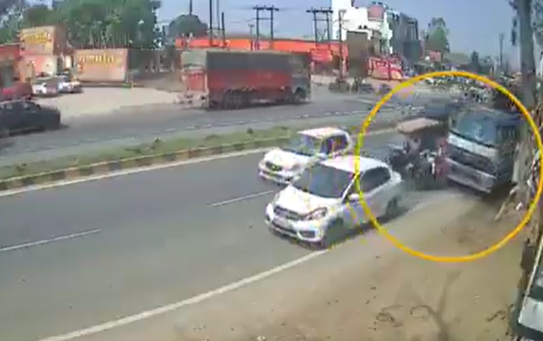 मुजफ्फरनगर में ओवरलोडेड डंपर की टक्कर से क्षतिग्रस्त बाइक, सड़क पर गिरे युवक-युवती सुरक्षित