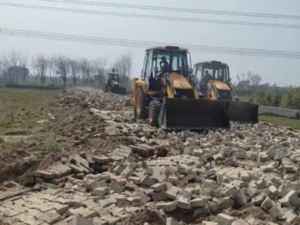 GDA bulldozer demolishing illegal colony in Muradnagar | Muradnagar illegal colony