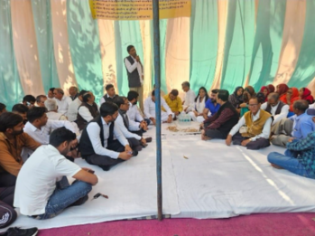 Villagers protest at Modinagar tehsil dharna SDM assurance | Modinagar dharna news