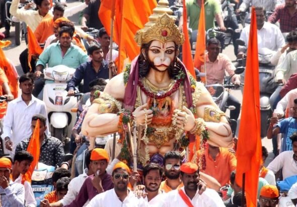 हनुमान जयंती पर काशी में ध्वज यात्रा और प्रयागराज लेटे हनुमान मंदिर में भक्तों की भारी भीड़