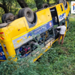 मेरठ में 35 बच्चों से भरी स्कूल बस खाई में पलटी, कई बच्चे घायल, ड्राइवर फरार | Meerut School Bus Accident