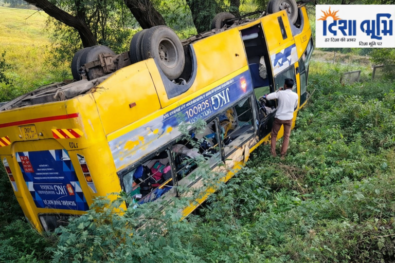 मेरठ में 35 बच्चों से भरी स्कूल बस खाई में पलटी, कई बच्चे घायल, ड्राइवर फरार | Meerut School Bus Accident