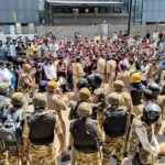 नोएडा में श्रमिकों का हिंसक प्रदर्शन, फैक्ट्रियों में तोड़फोड़ और गाड़ियों में आगजनी, सड़कों पर भारी जाम | violent protests in noida