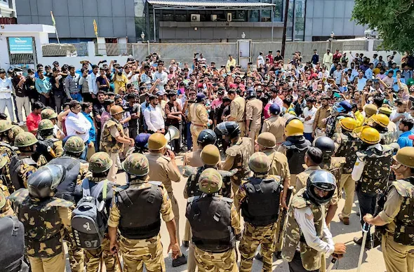 नोएडा में श्रमिकों का हिंसक प्रदर्शन, फैक्ट्रियों में तोड़फोड़ और गाड़ियों में आगजनी, सड़कों पर भारी जाम | violent protests in noida