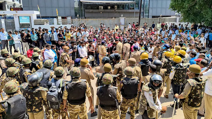 नोएडा में श्रमिकों का हिंसक प्रदर्शन, फैक्ट्रियों में तोड़फोड़ और गाड़ियों में आगजनी, सड़कों पर भारी जाम | violent protests in noida